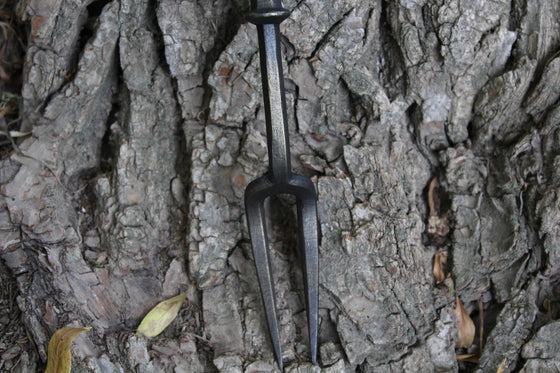 Single piece faceted handle spider fang fork