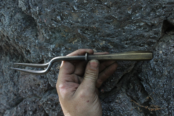 Single piece faceted handle spider fang fork